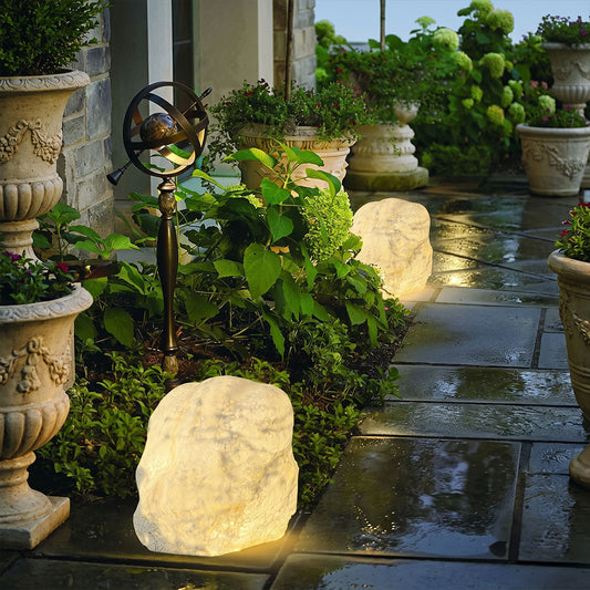 Skulpturale AuĆen-Stehlampe aus Kunststein ā Aeris