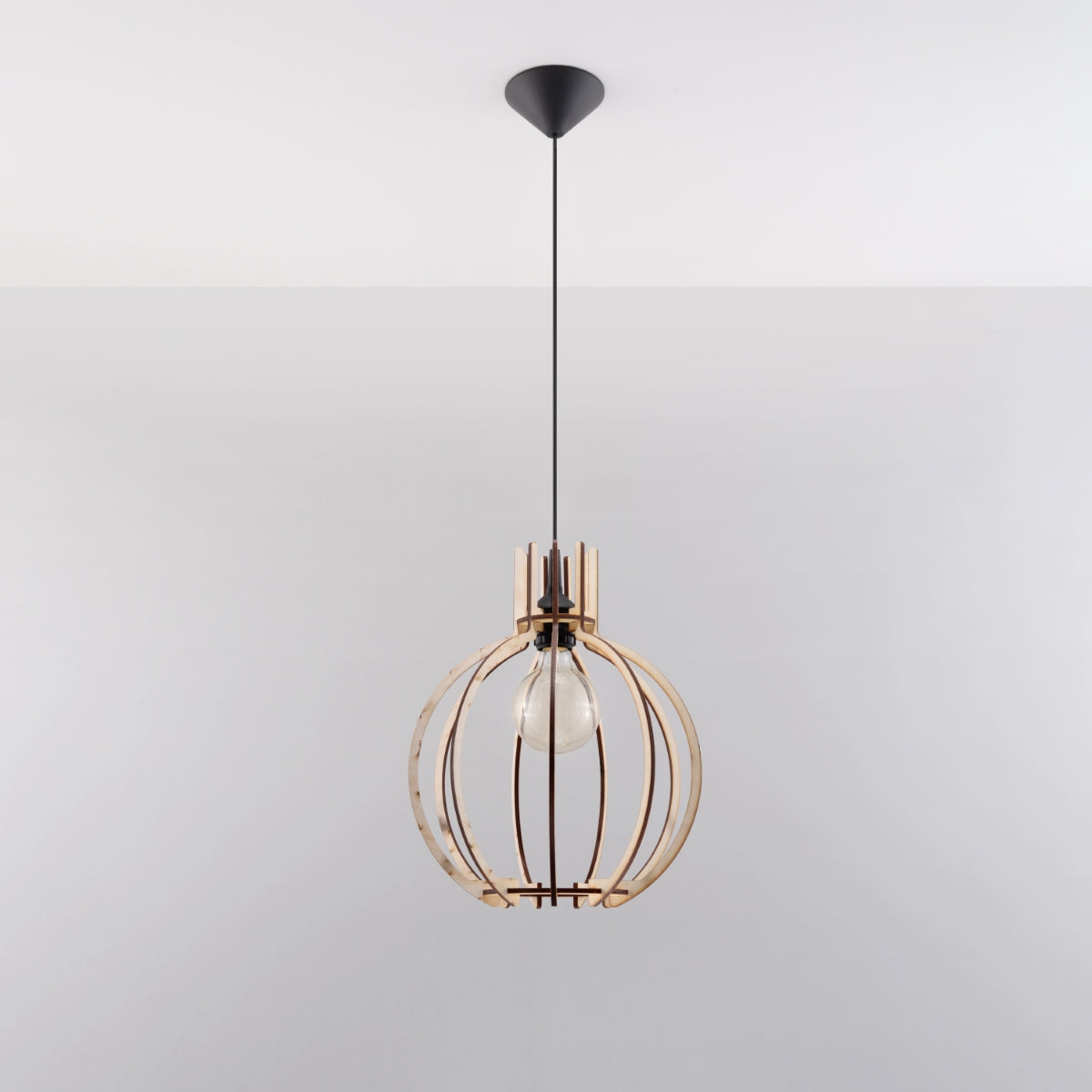 Scandinavische hanglamp van natuurlijk hout voor de woonkamer – model Arvendia