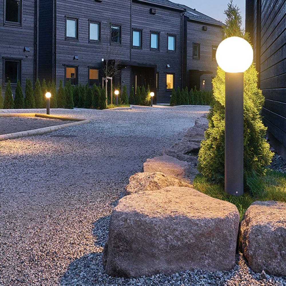 Bolronde LED-tuinlamp in zwart metaal – Orbiron