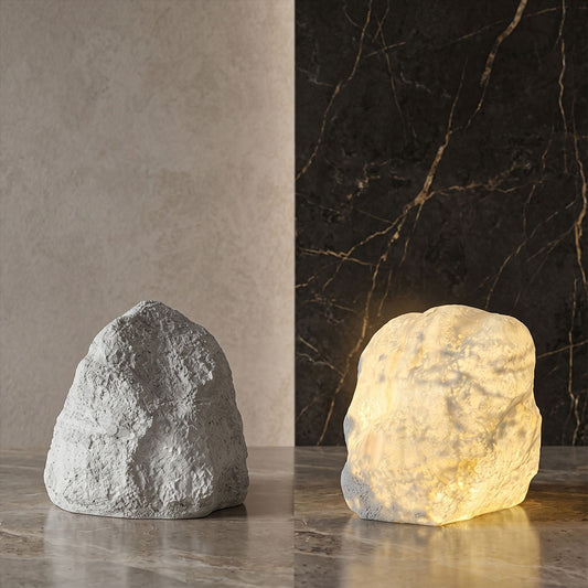 Skulpturale Außen-Stehlampe aus Kunststein – Aeris