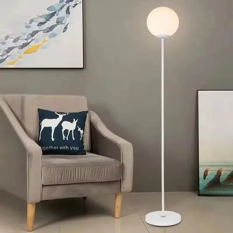 Lampadaire Elara avec globe en verre opalin et tige en acier - vue 5