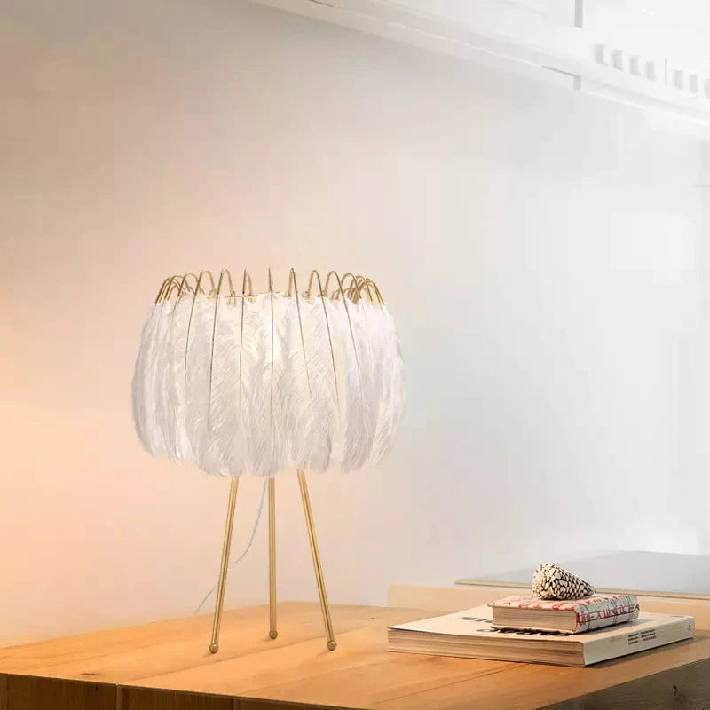Lampe de Table Blanc Doré au Look Délicat et Forme Inédite – Plumea