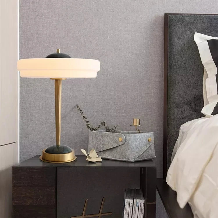 Lampe de Chevet Tactile Blanc & Or Élégance Postmoderne – Zénith