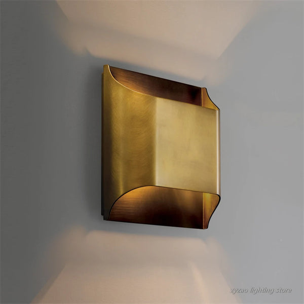 Applique murale en cuivre pour corridor hôtelier – Altarion