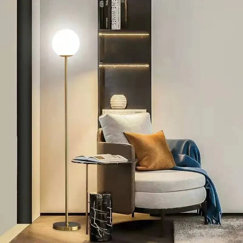 Lampadaire Elara avec globe en verre opalin et tige en acier - vue 6