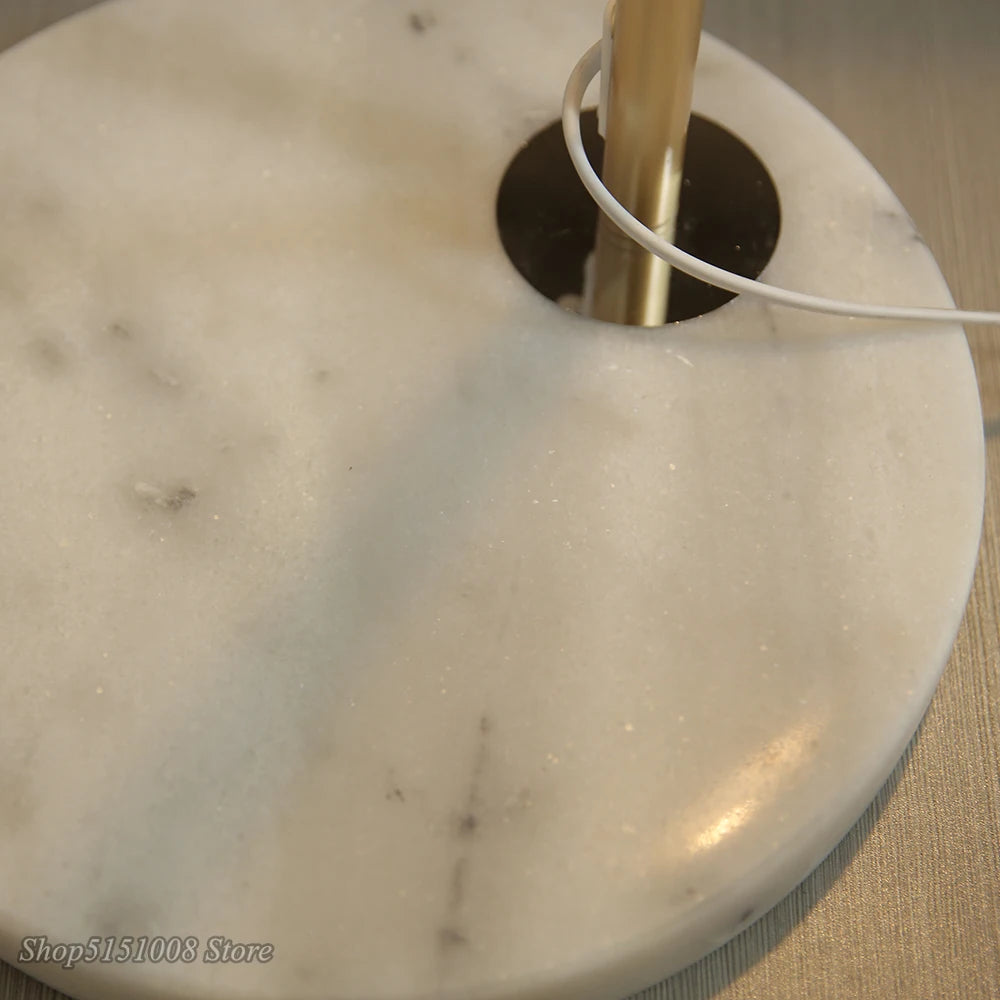 Lampe sur pied en métal doré et marbre pour salon – Aurélise