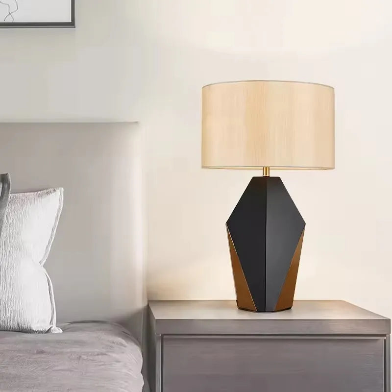  Lampe Décorative Portable à Base Prismatique et Lumière Ajustable – Flaresca