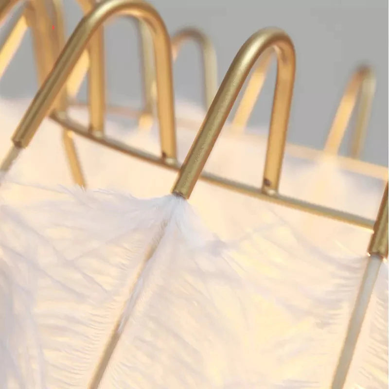 Lampe de Table Blanc Doré au Look Délicat et Forme Inédite – Plumea