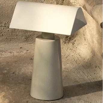 Draagbare minimalistische tafellamp met delicate aanraking – Alumina
