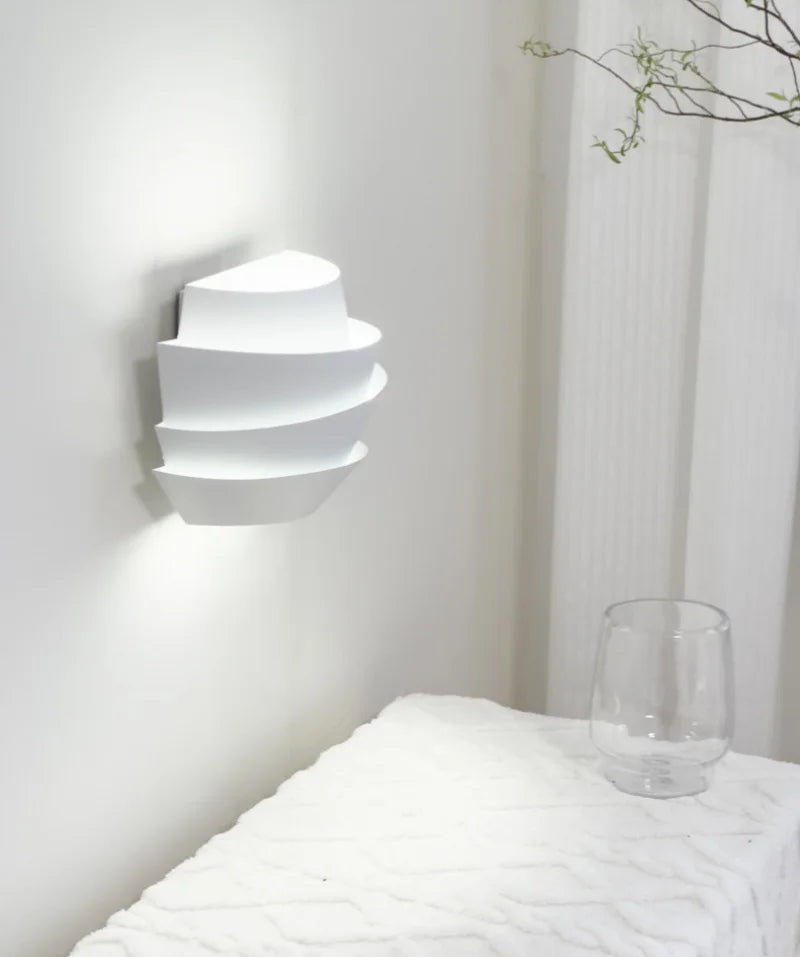 Applique murale nordique en métal blanc – Syracone