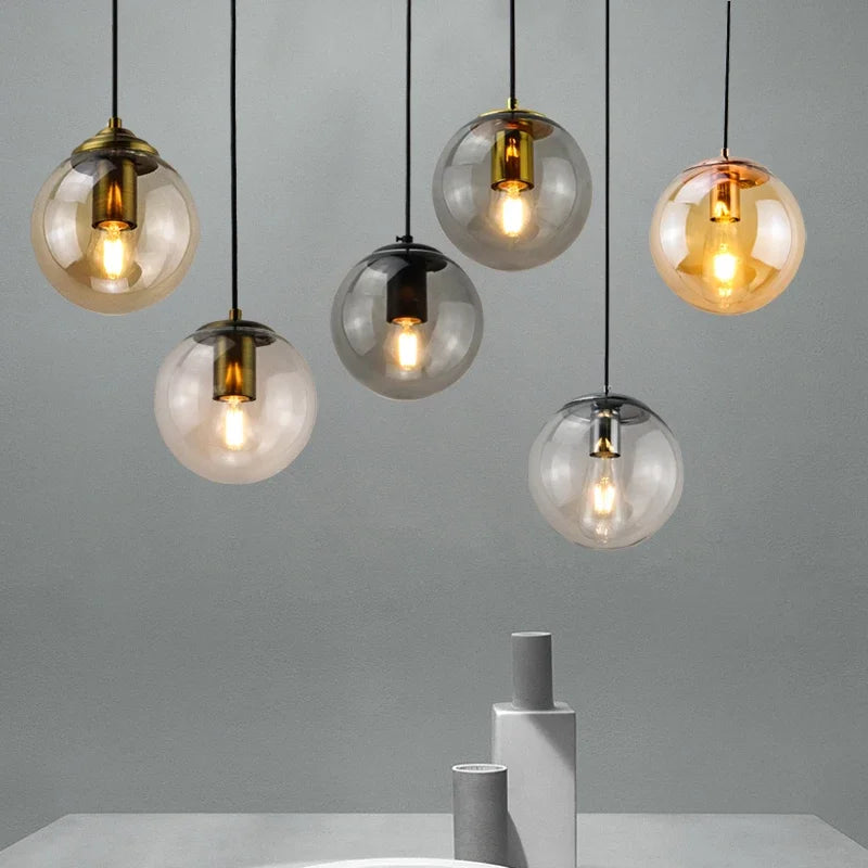 Moderne Hängelampe aus goldfarbenem Metall und Glas – Oréclat