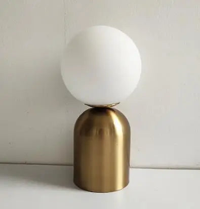 Lampe de table décorative Noctea avec globe en verre soufflé et base dorée - vue 8