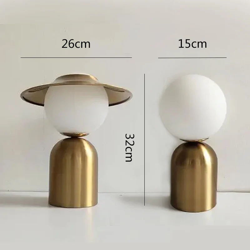 Lampe de table décorative Noctea avec globe en verre soufflé et base dorée - vue 6