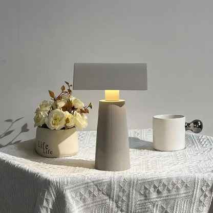 Draagbare minimalistische tafellamp met delicate aanraking – Alumina