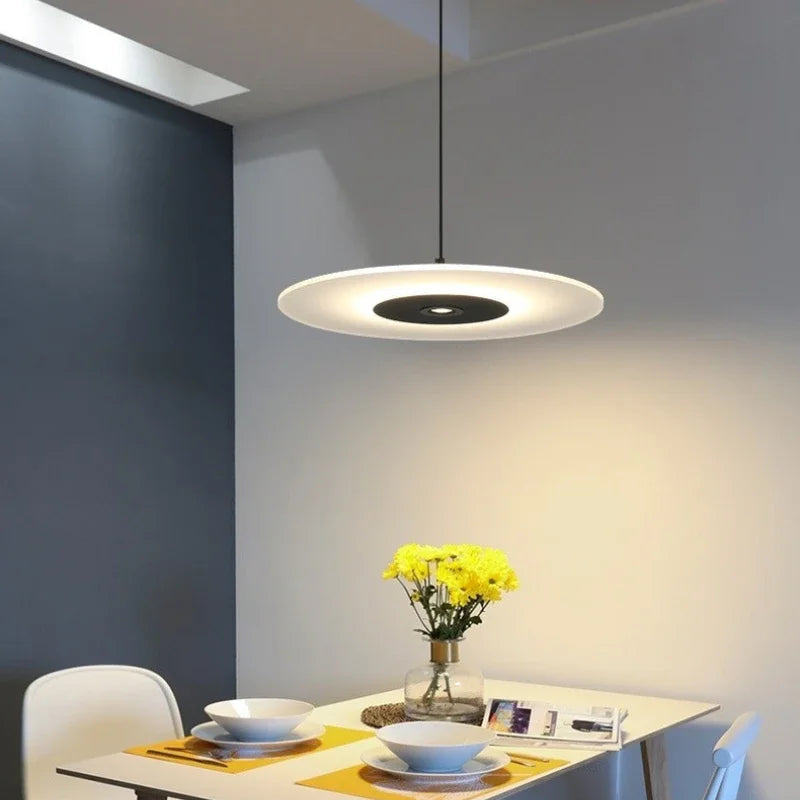 Suspension Moderne Style Graphique Élégance Fonctionnelle – Disque Éclipse