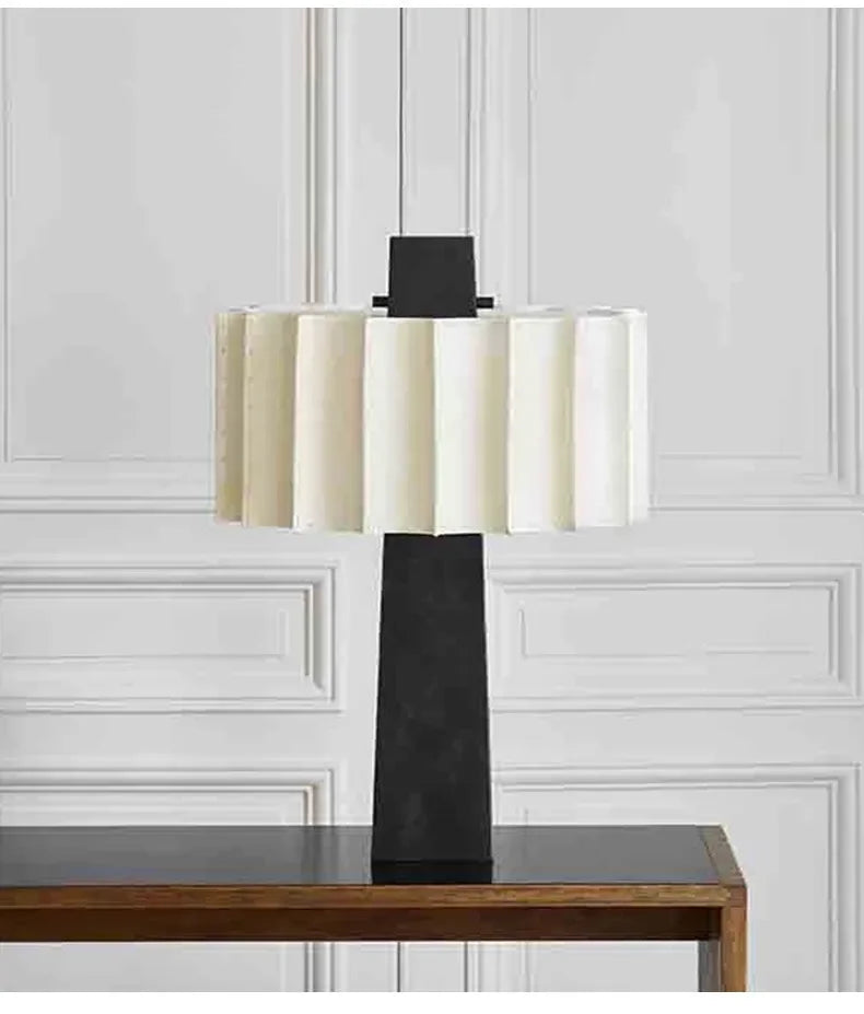 Lampe de table scandinave minimaliste noire Norélys avec abat-jour blanc plissé - vue 12