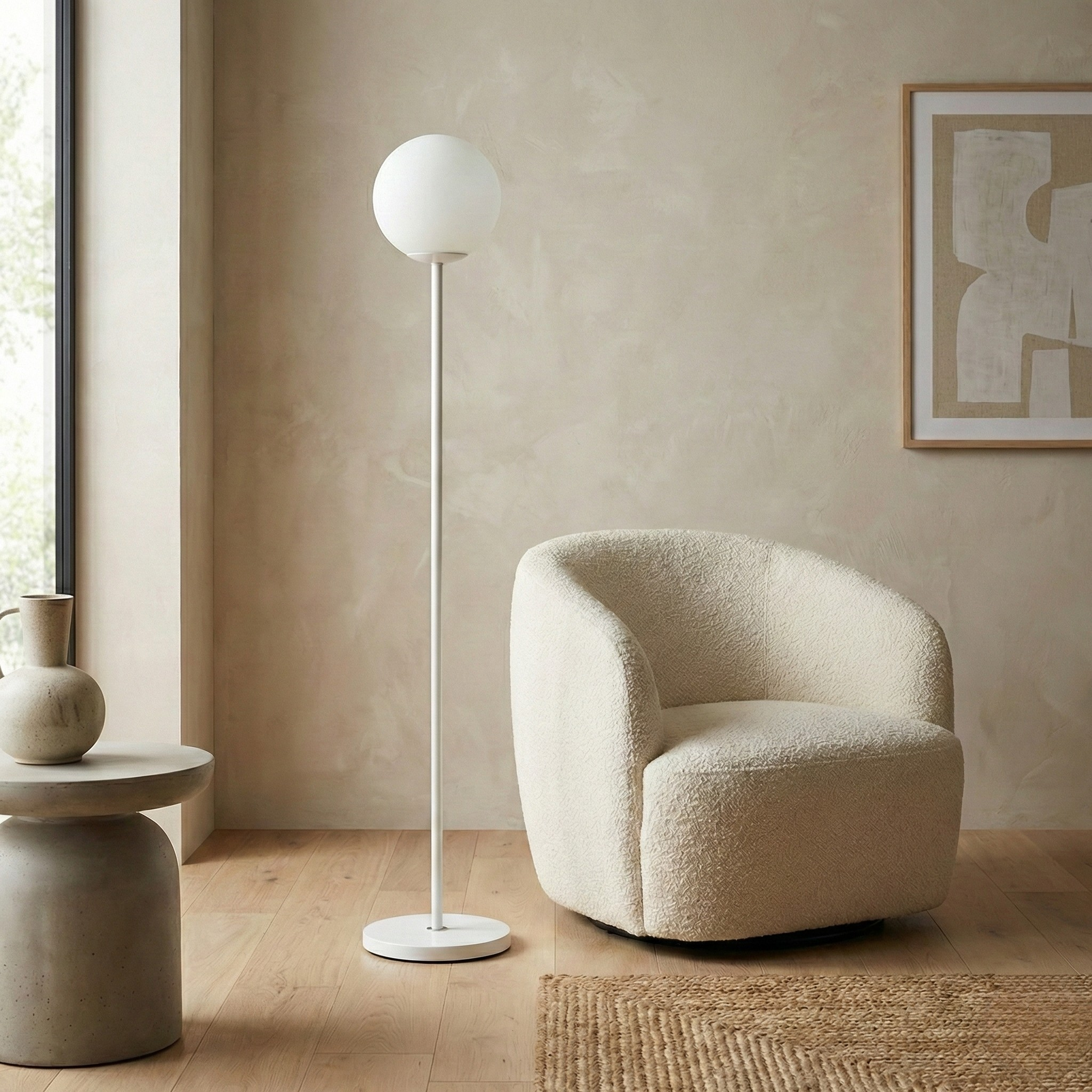 Lampadaire Elara avec globe en verre opalin et tige en acier - vue 2