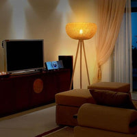 Lampadaire en rotin et métal noir pour salon – Rotanique