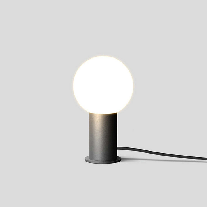 Lampe de jardin sphérique LED en métal noir – Orbiron